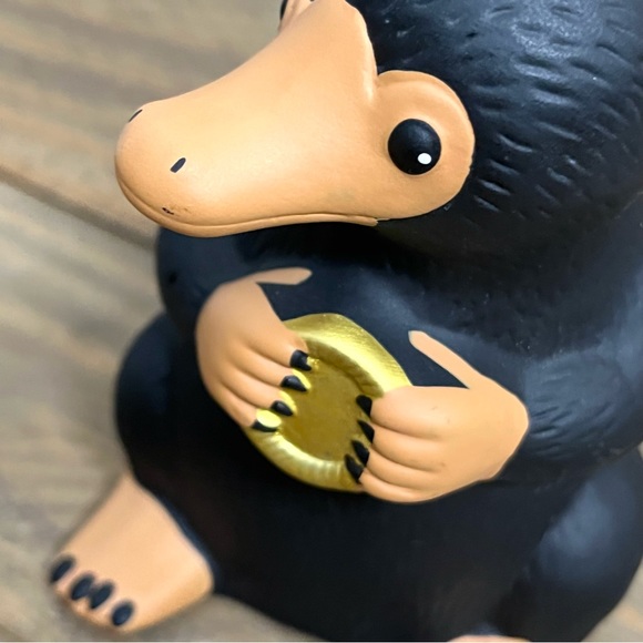 Fantastic Beasts Ceramic Niffler Coin Bank Harry Potter Wizarding World NWOT EC - Picture 5 of 11